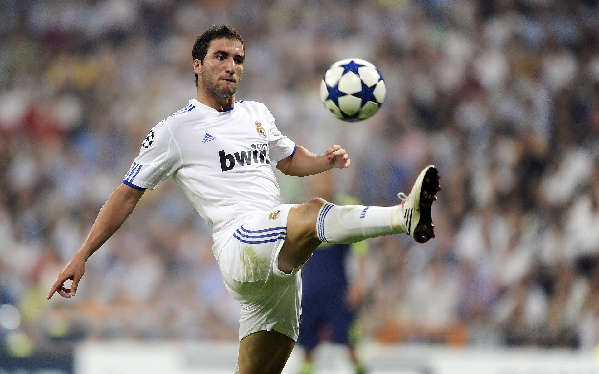 世界杯预选赛转会风云：曼城盯上锋线强援，武磊或成交易筹码