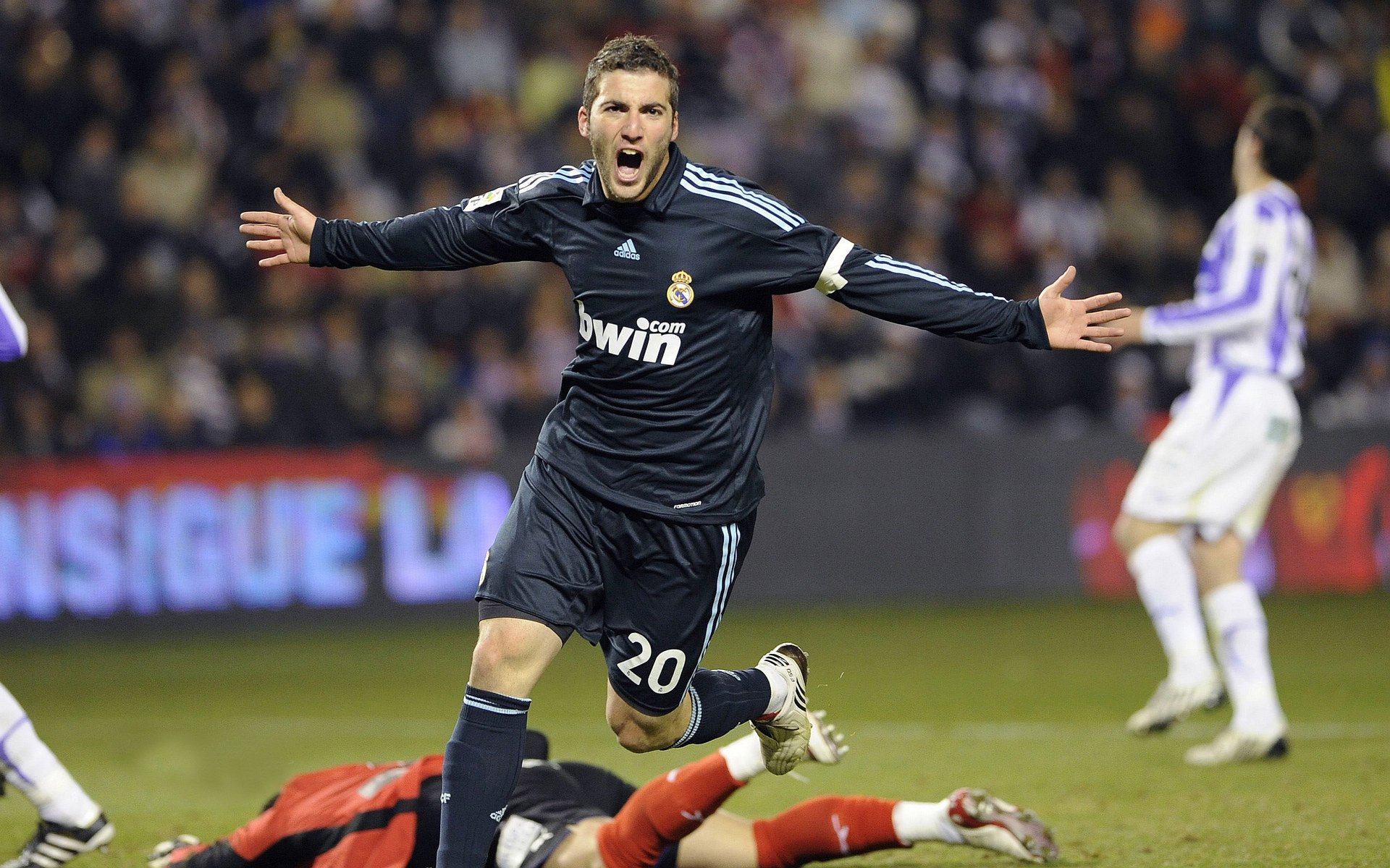 库里回归赛场，赛况扑朔迷离首场状态亮眼，美国队观众沸腾！